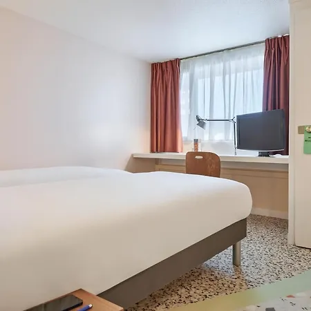 Greet Versailles - Le Bretonneux Hotel