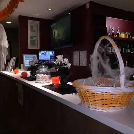Greet Versailles - Le Bretonneux Hotel 3*